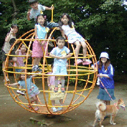 お泊りの朝は、近くの公園までお散歩♪